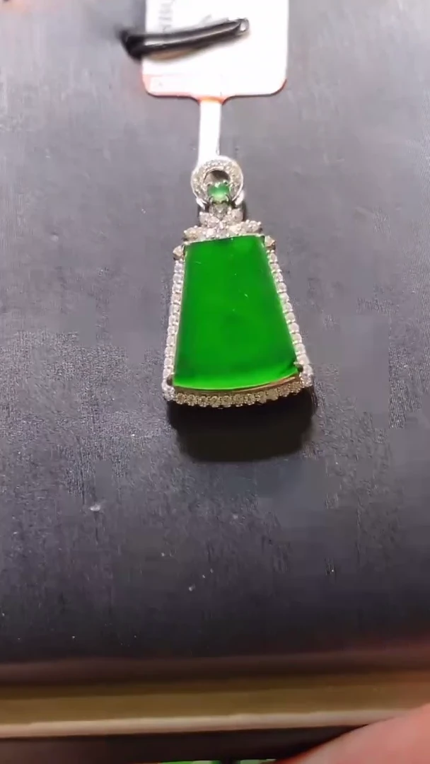 【闪购商品】翡翠吊坠(赠链)18K金镶嵌天然A货翡翠A26