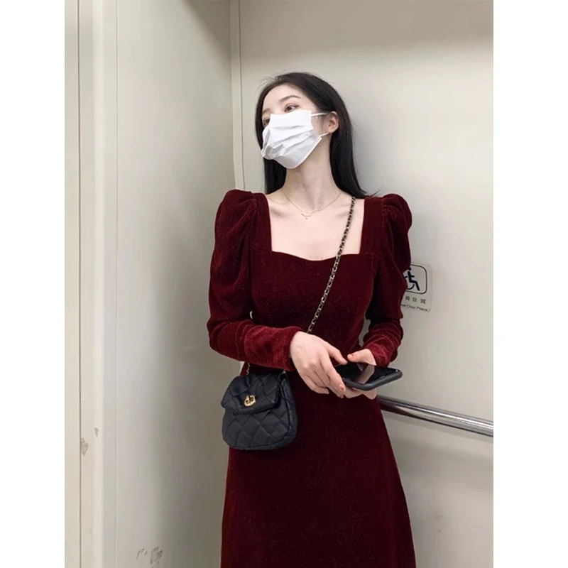 2023年秋季新款别致小众气质裙子女法式复古小香风红色丝绒连衣裙