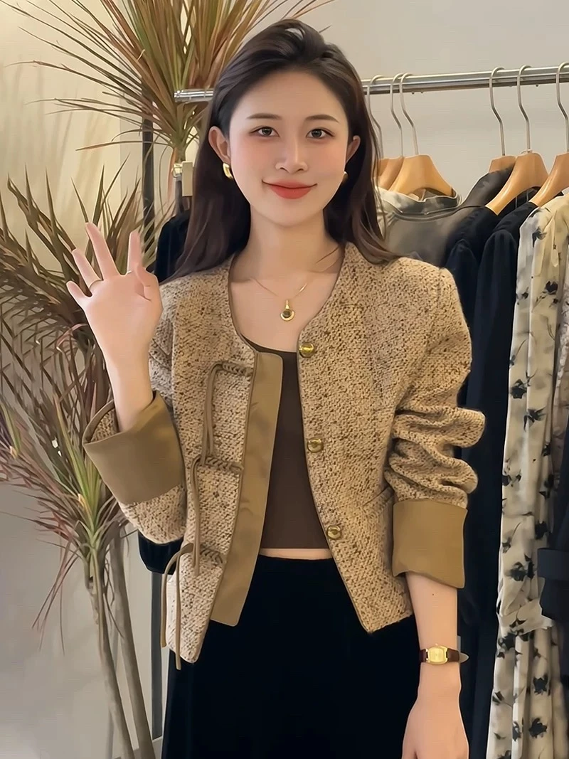 高级感超好看新中式国风上衣今年流行小香风咖色圆领盘扣外套女秋