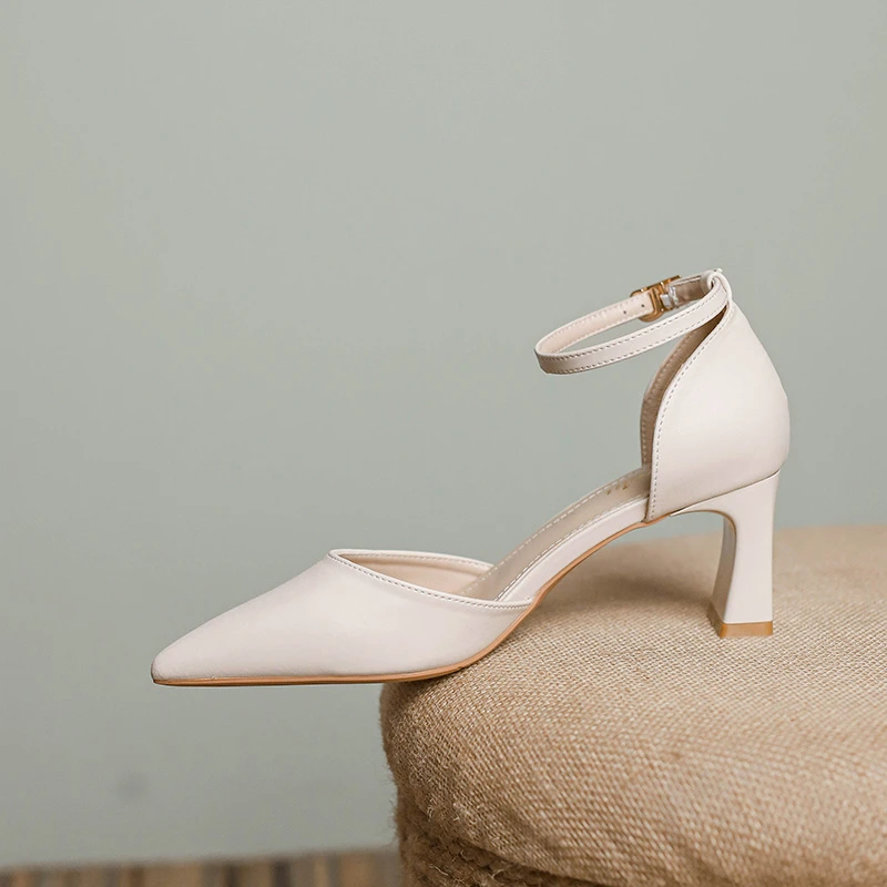 粗跟凉鞋女尖头春夏新款高跟鞋2024爆款不累脚的中空鞋包头一字带