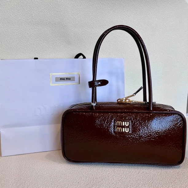 全新未使用 MIU MIU/缪缪 25ss保龄球长手柄油腊皮干邑色