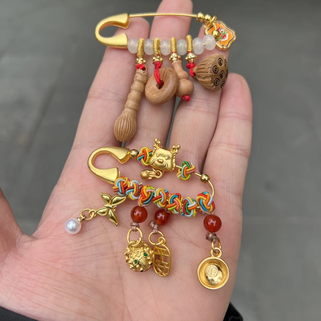 【别针】合金桃木别针红绳宝宝别针龙铃铛小龙别针