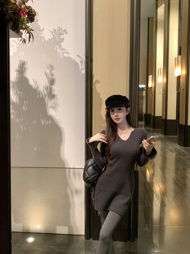 【塞纳时光】秋冬时尚纯色V领针织连衣裙女气质收腰显瘦连衣裙81578