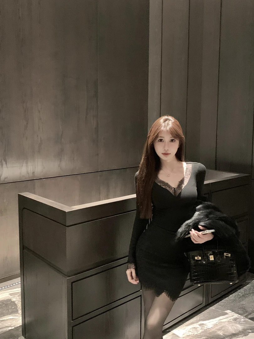 【复古记忆】设计感蕾丝边V领打底衫时尚气质修身轻奢长袖上衣81595