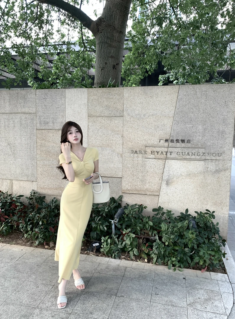 【春惊桃时】设计感纯色短袖连衣裙夏季气质性感修身显瘦长裙81103