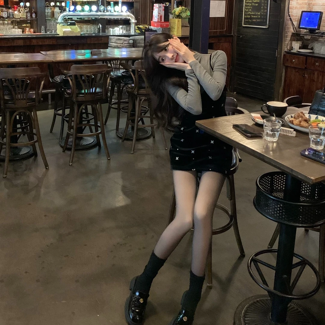 勿【黑天鹅】法式气质复古丝绒吊带连衣裙冬赫本风刺绣连衣裙80472