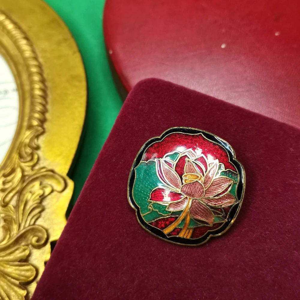 英国fish传统珐琅红莲胸针[2411121-012]