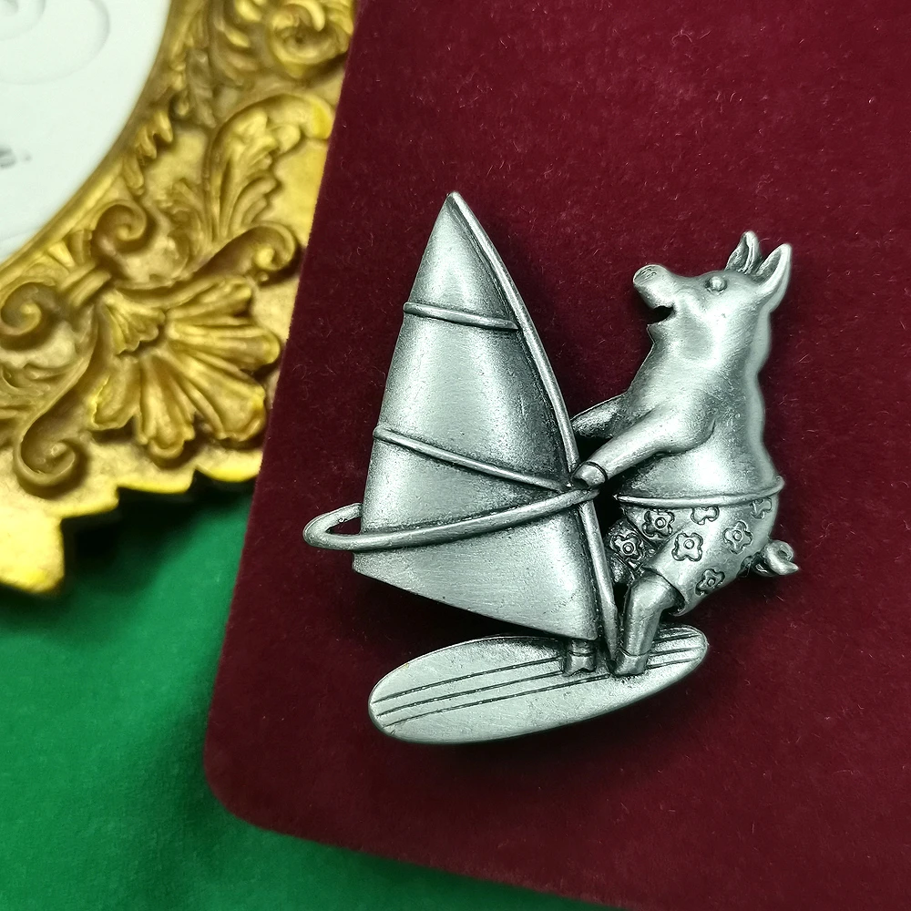 JJ潇洒冲浪猪胸针[2411011-063]