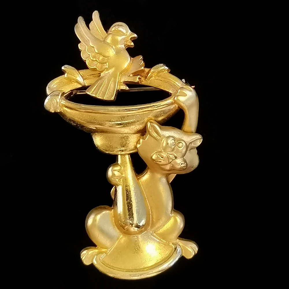 喷水池边的小鸟与猫咪胸针[1408251-063]