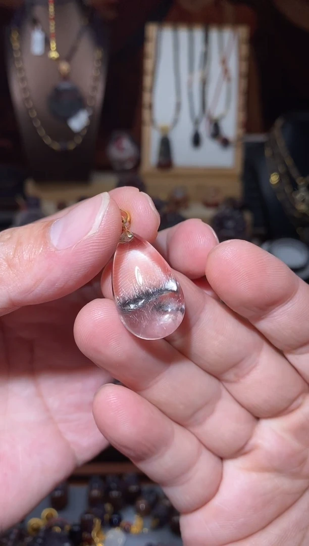 【闪购商品】水晶吊坠18K金镶嵌黑银钛