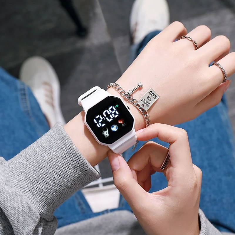 手表男女款高级感led太空人学生党高颜值简约时尚夜光电子