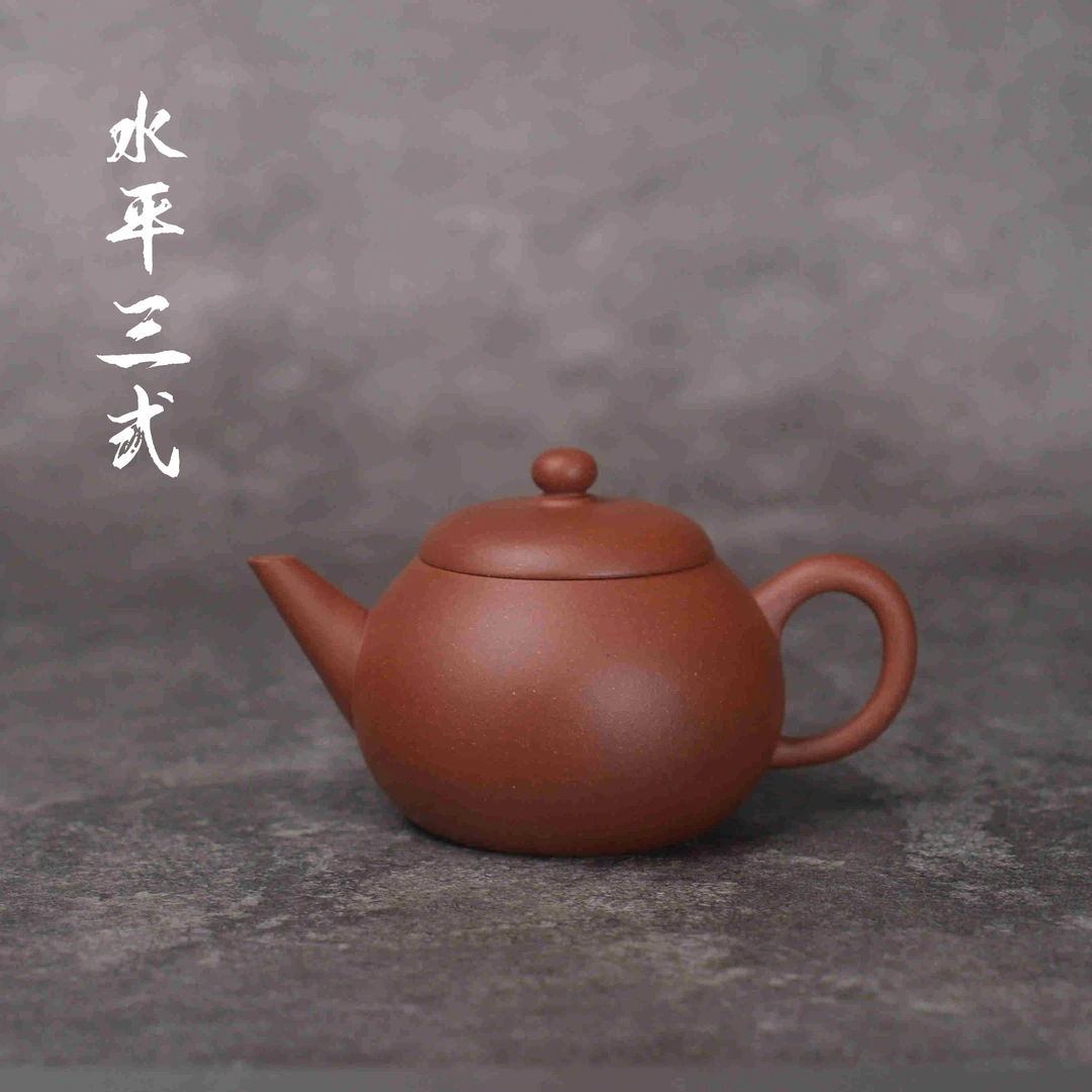 《梨式水平》摹古梨式水平壶采用黄龙山原矿清水料制作容量170cc