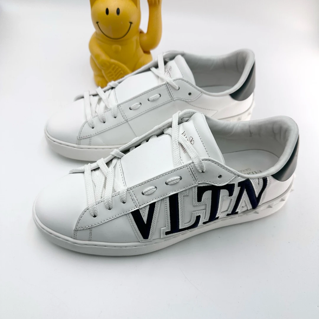 Valentino/41码/新款黑白刺绣Logo板鞋/98新