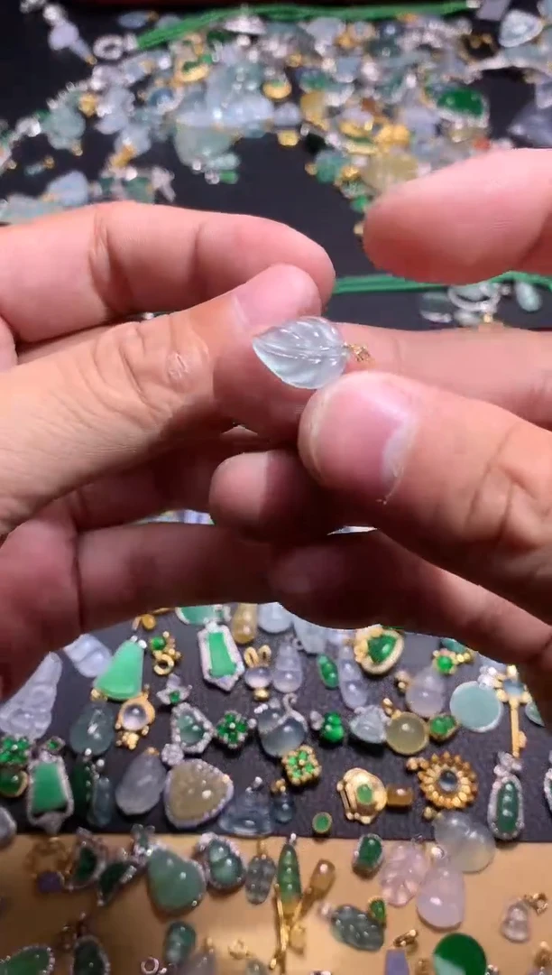 【闪购商品】翡翠吊坠(不含链)18K金镶嵌1