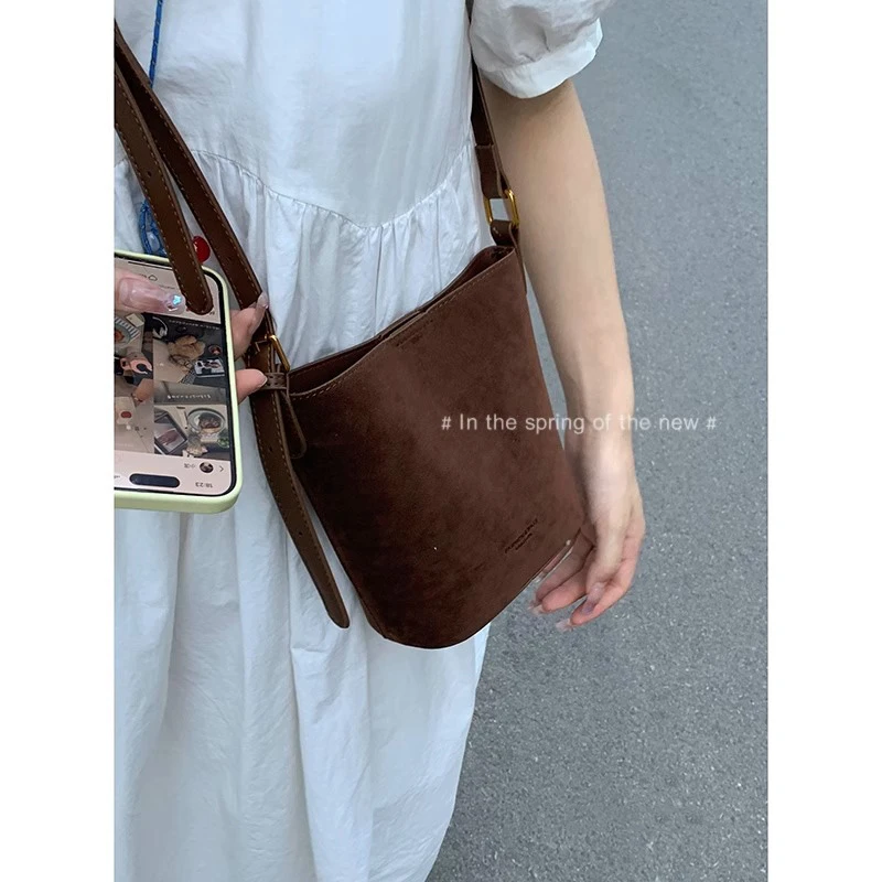 高级感小众包包女2025新款春夏复古时尚水桶包百搭休闲单肩斜挎包