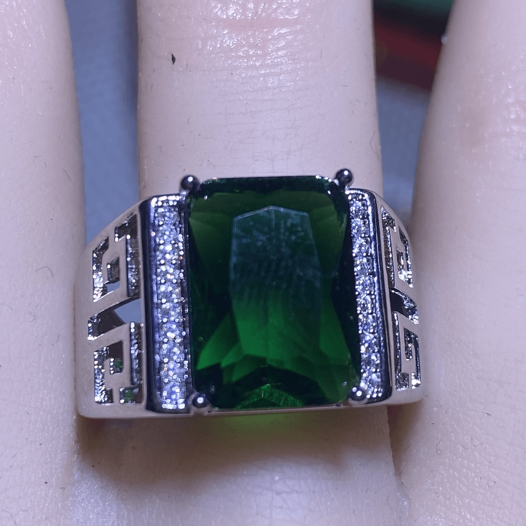 11124 宝绿色戒指活口漂亮美丽培育 精致  开口可调节培育合成