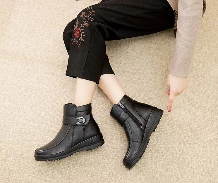 新疆包邮中老年真皮女靴冬季加绒保暖防滑妈妈短靴靴子舒适软底