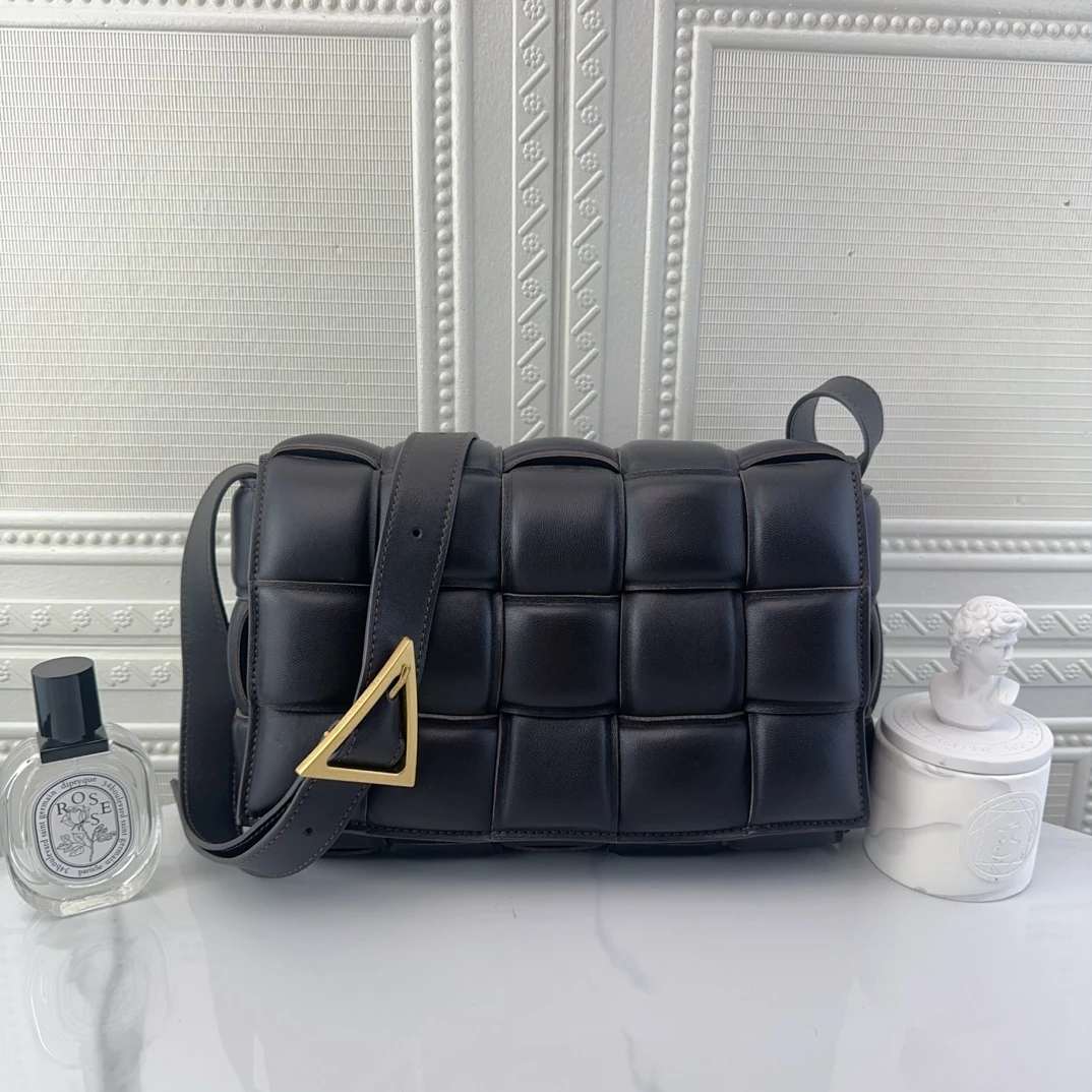 99新 BOTTEGA VENETA/葆蝶家  cassette 15格 咖色金扣编织枕头包