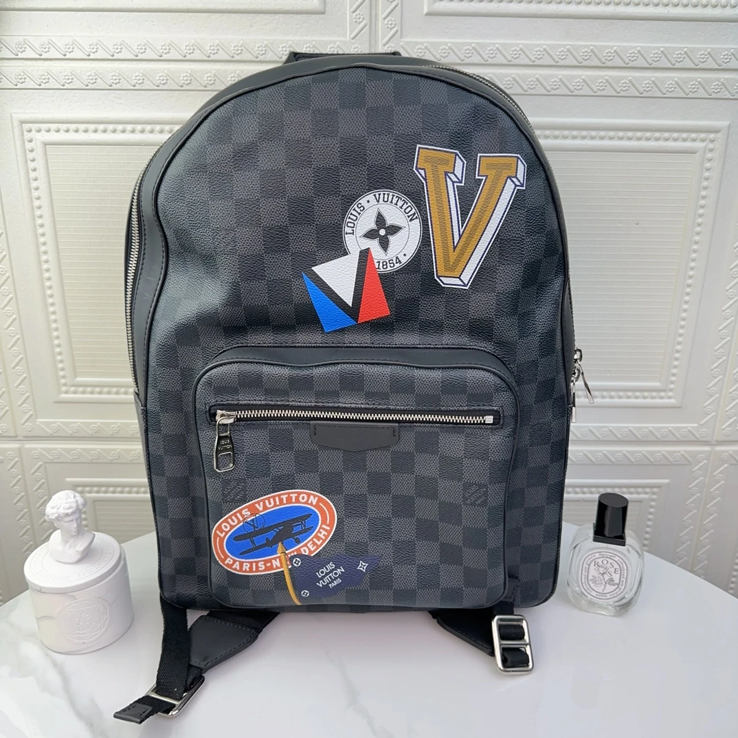 95新 LouisVuitton/路易威登 男女同款时尚经典限定双肩包 二奢包