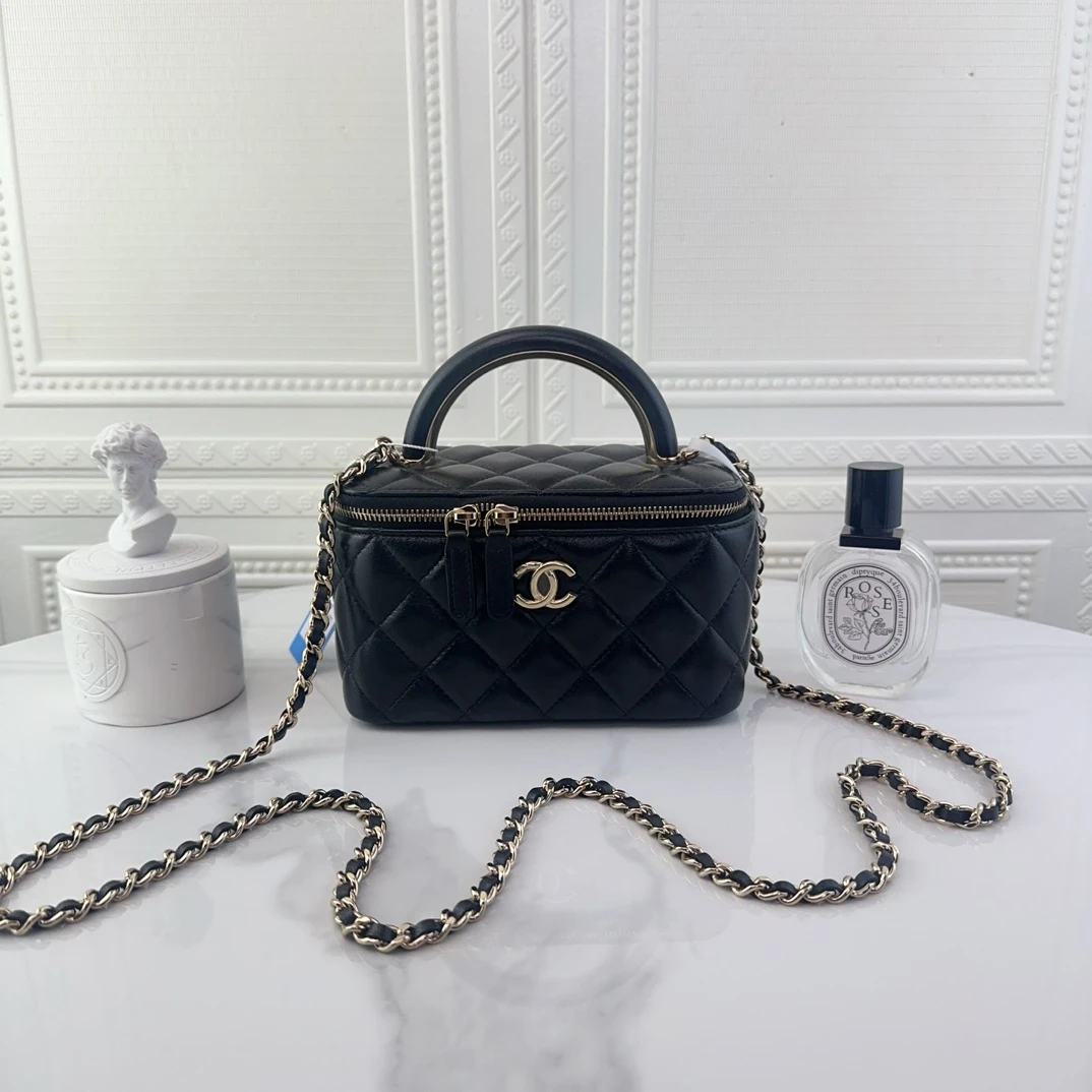 99新 Chanel/香奈儿 女士时尚黑金化妆包羊皮手提二奢包包