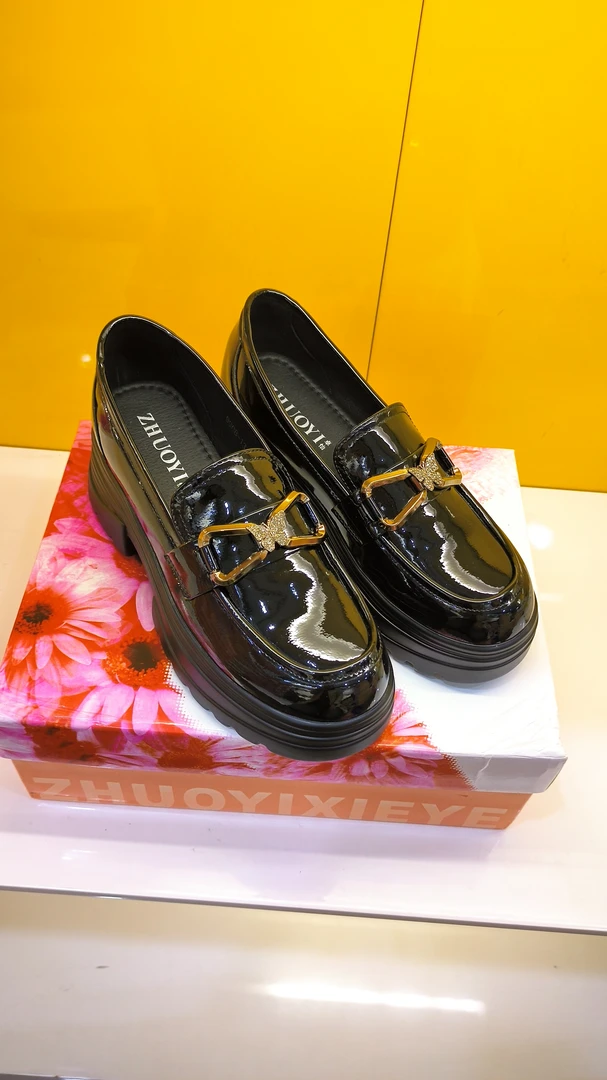 真皮松糕超轻乐福鞋，鞋跟5公分，舒服百搭