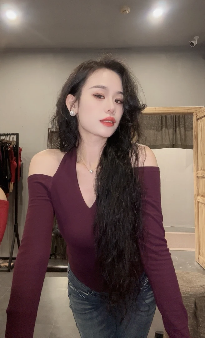 妍妍家磨毛挂脖漏肩修身上衣