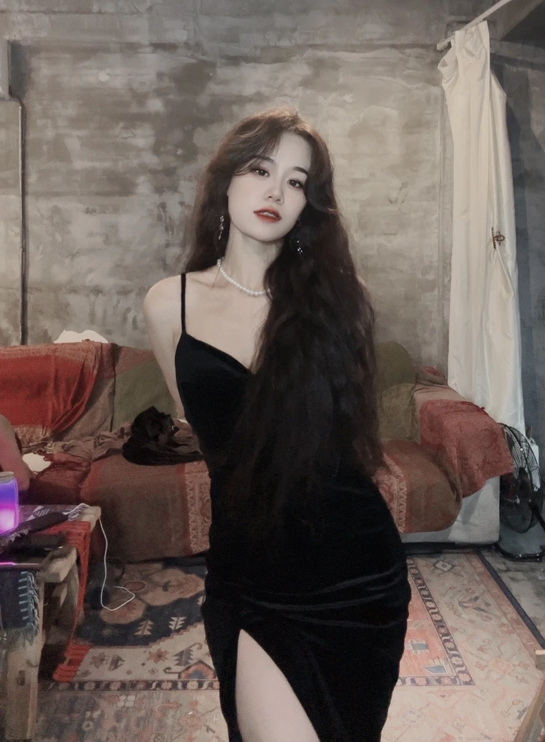 妍妍家丝绒吊带开衩带胸垫连衣裙