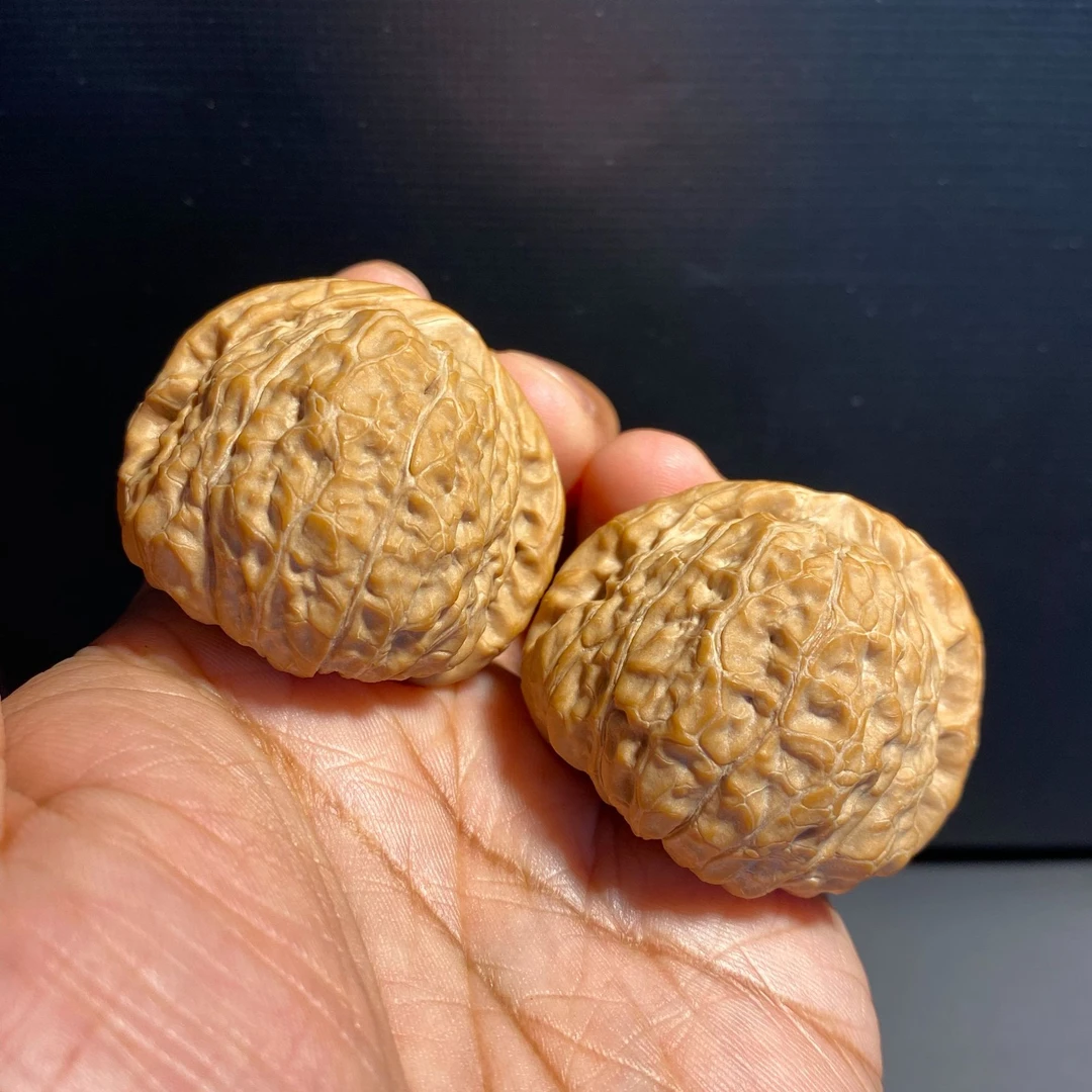 精品平谷南瓜墩狮子头对歪异形文玩核桃把件