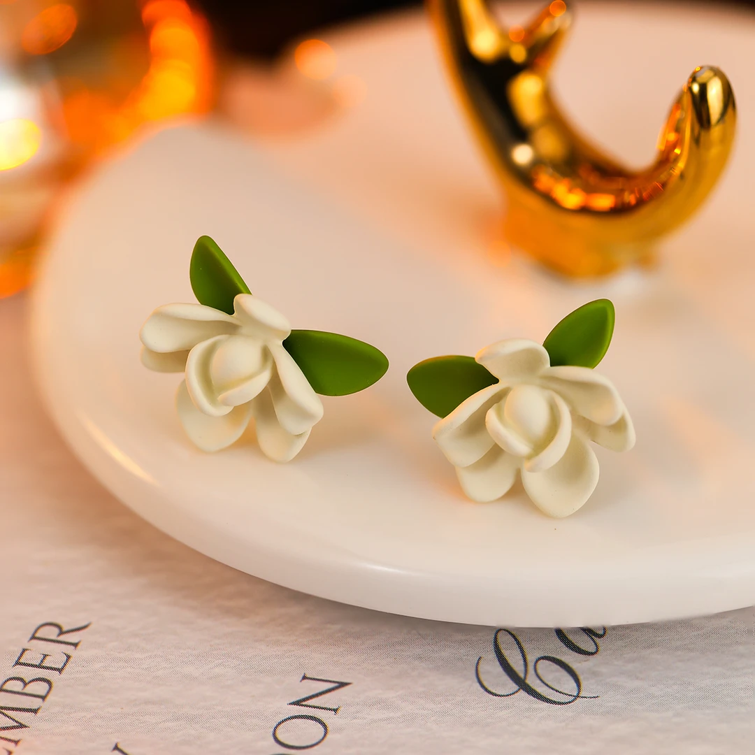 铜合金合成锆石耳饰 中国风气质栀子花高端耳钉彩绘工艺