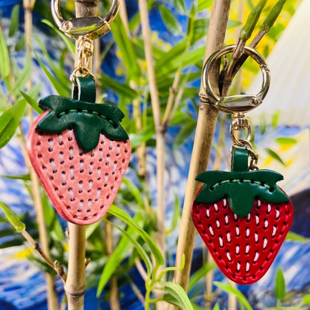 头层牛皮精致个性复古可爱手缝线草莓挂件