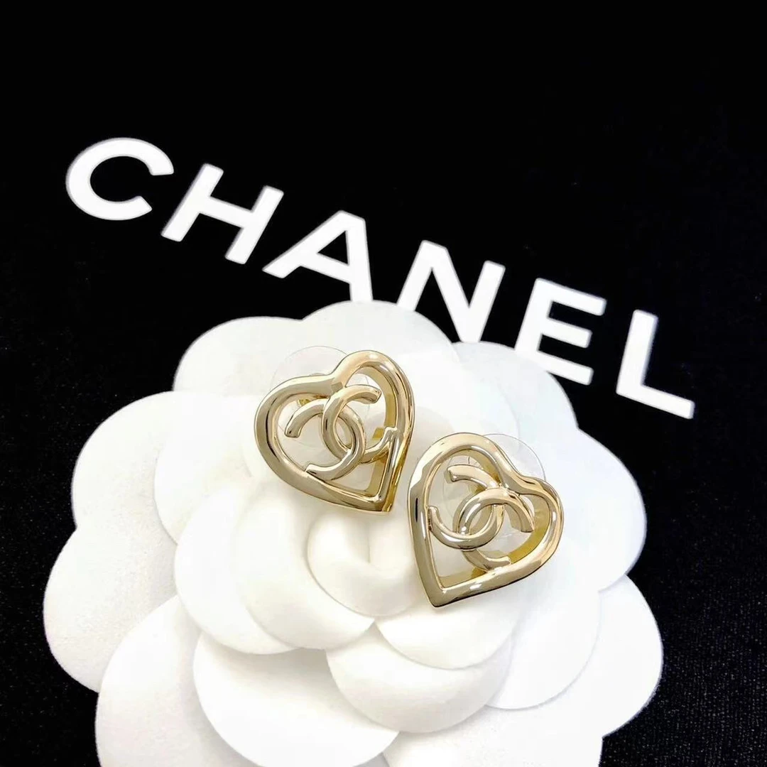 全新未使用 Chanel/香奈儿 百搭款桃心镂空耳钉22P春夏预气质