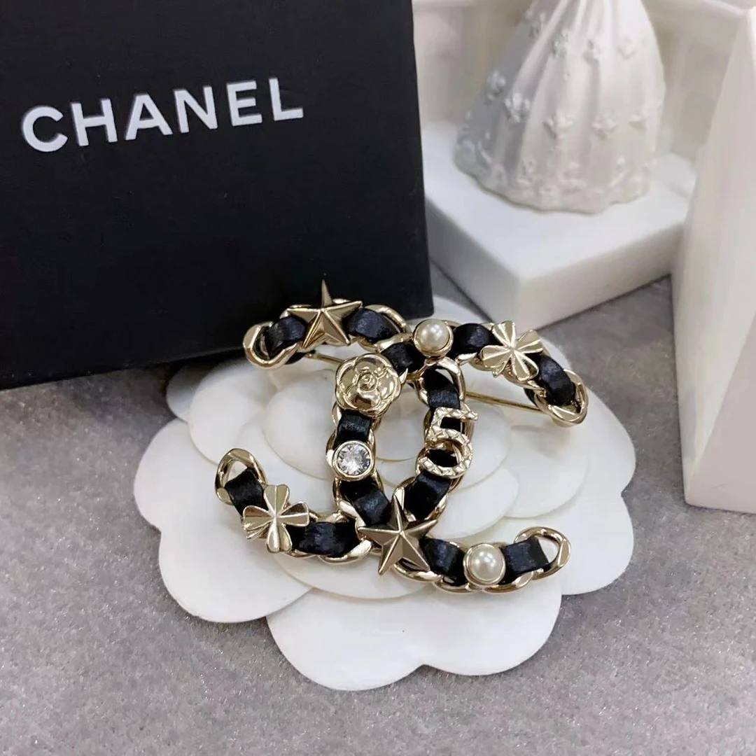 未使用 Chanel/香奈儿 轻奢气质皮穿链五芒星四叶草胸针21V