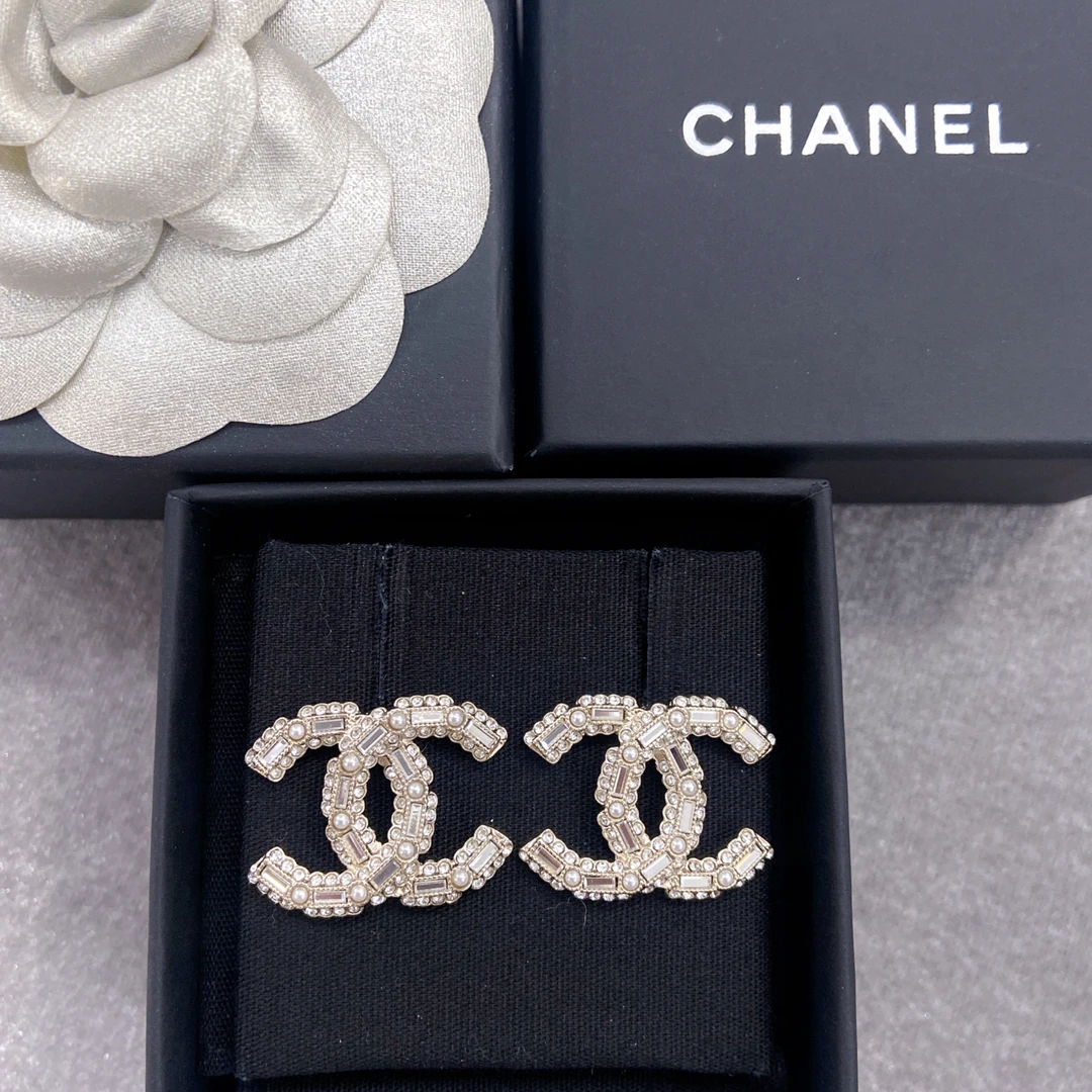 未使用 Chanel/香奈儿 轻奢 优雅 素款 精致满钻镶钻耳钉AV0142