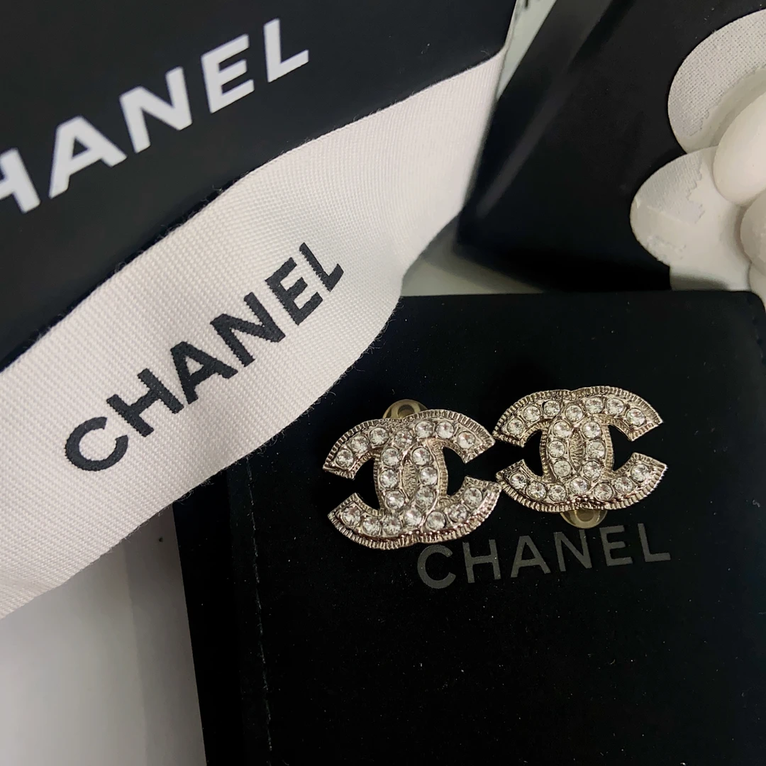 99新 Chanel/香奈儿 百搭款满钻 明星同款耳夹王一博同款AX0140