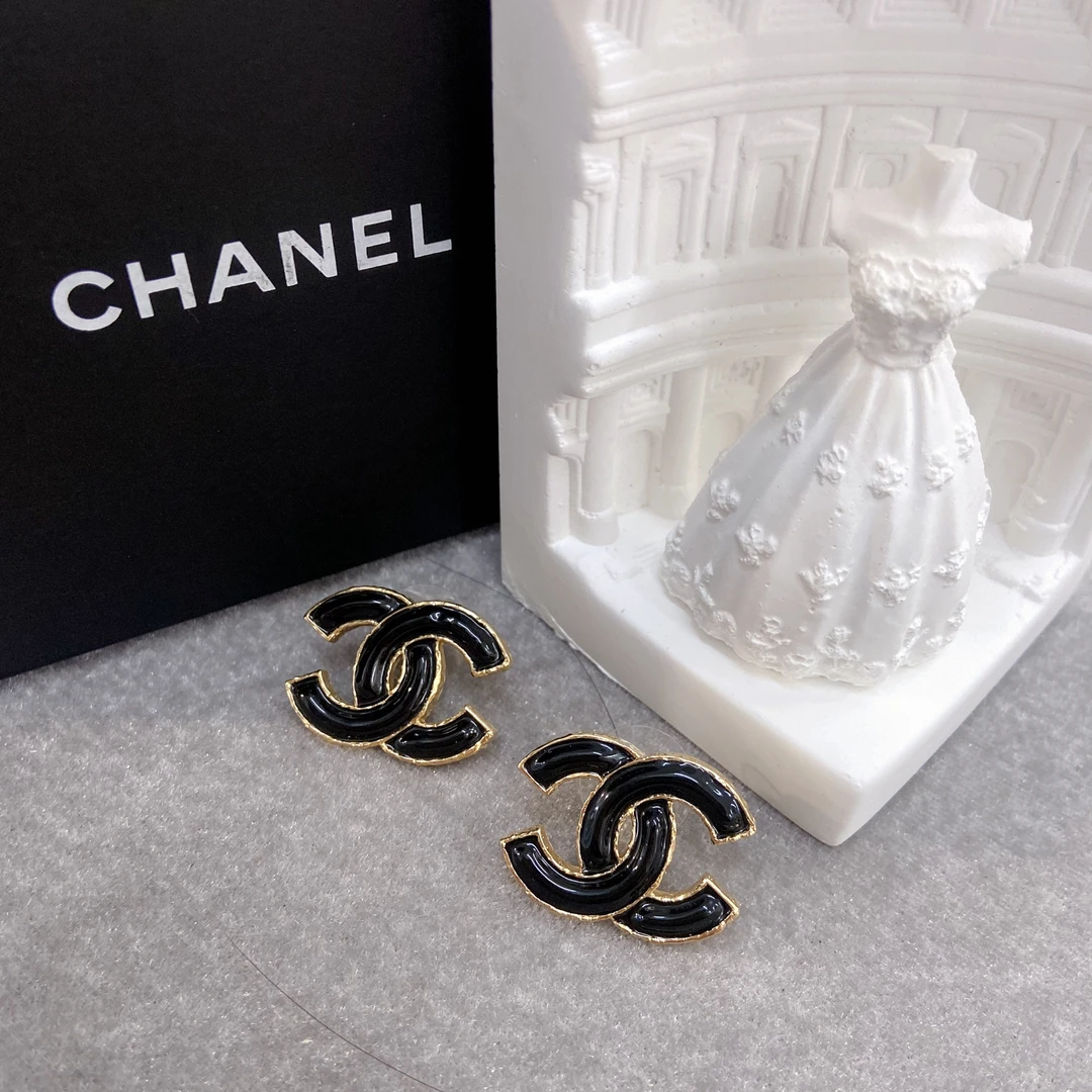 未使用 Chanel/香奈儿 百搭款素款黑金色珐琅百搭耳钉23K/DS0017