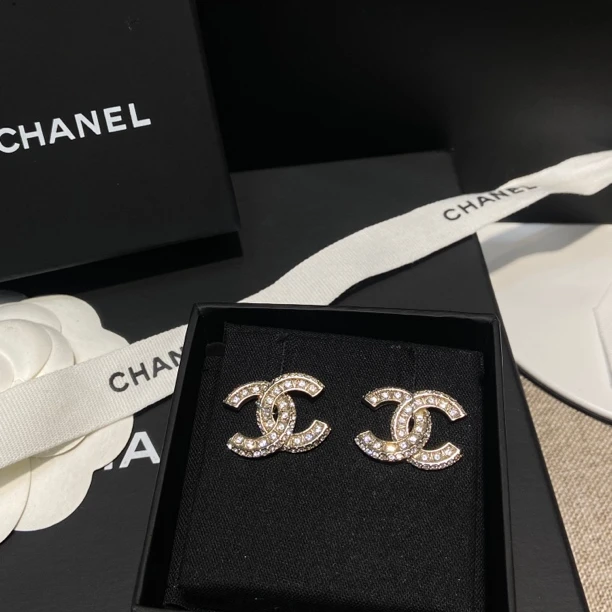 全新未使用 Chanel/香奈儿 百搭款 经典 素款香槟色满钻香槟耳钉V