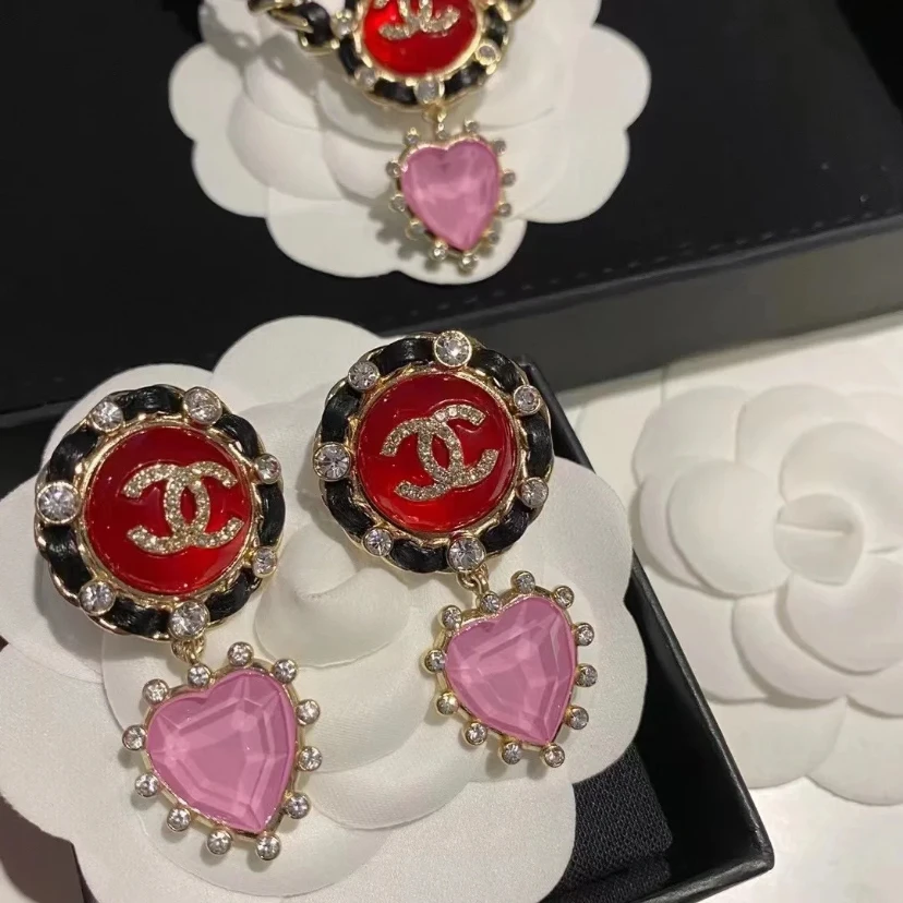 99新 Chanel/香奈儿 百搭款琉璃桃心百搭满钻耳钉21A
