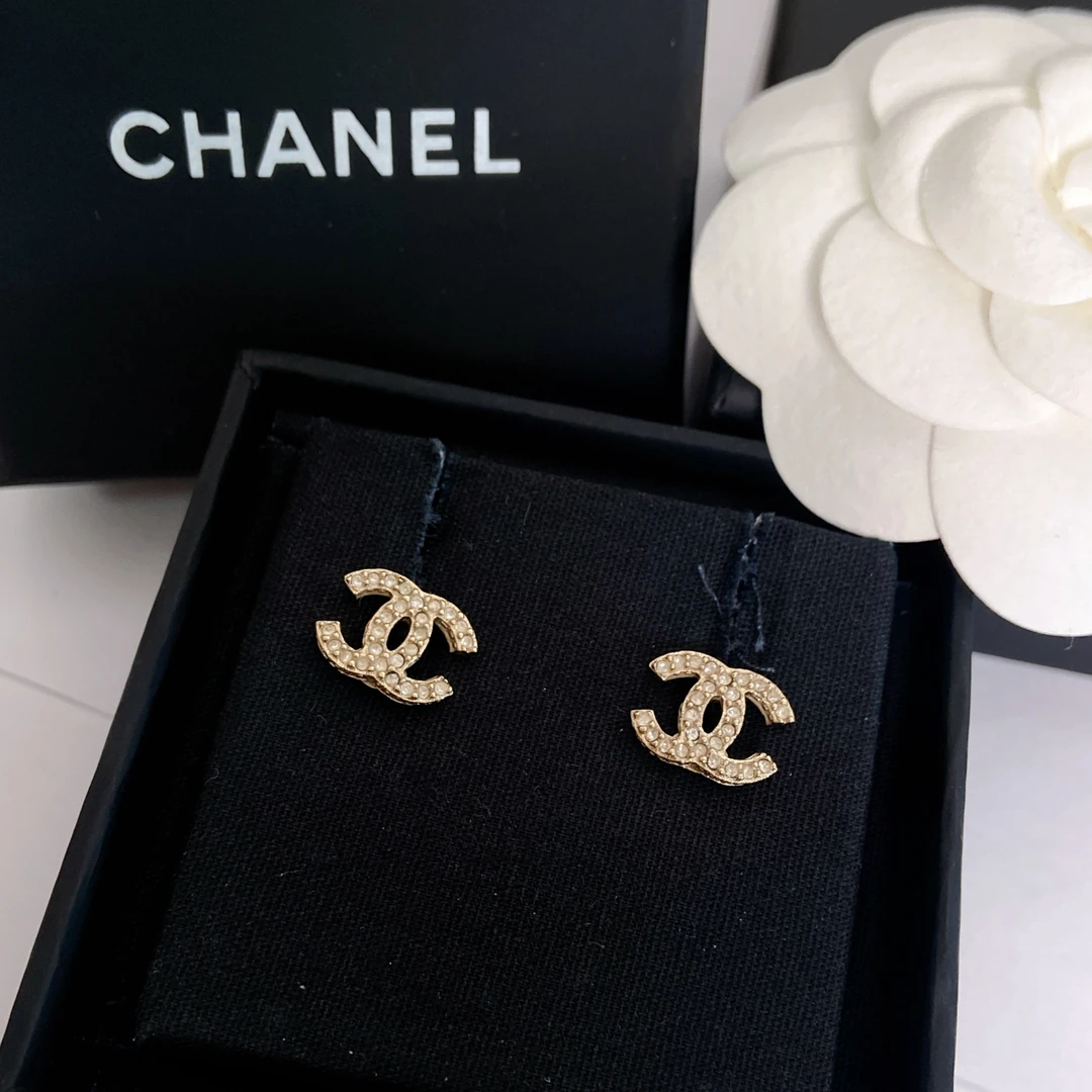 99新 Chanel/香奈儿 百搭款素款百搭满钻耳钉时尚V系列