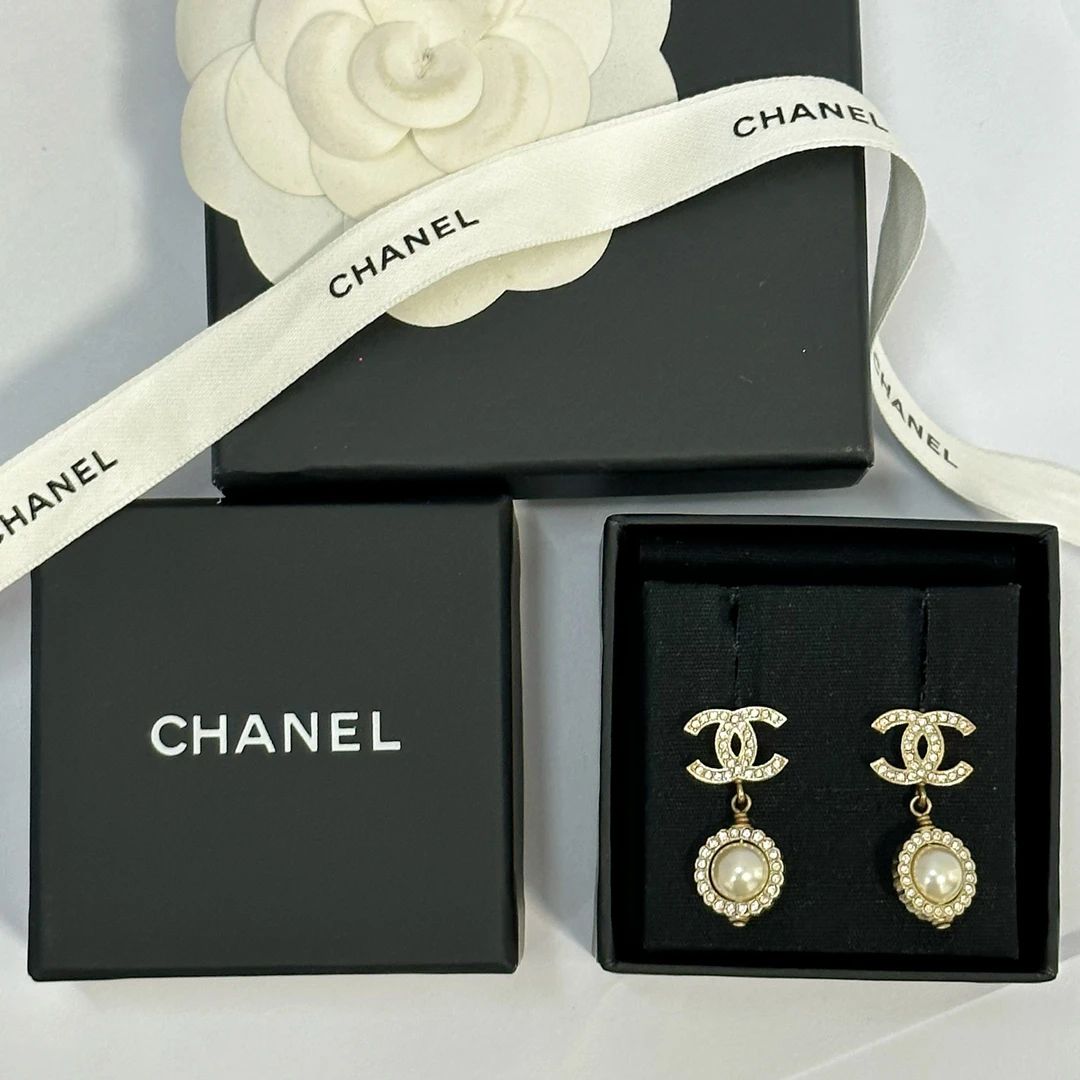 99新 Chanel/香奈儿 轻奢优雅珍珠满钻款耳钉21V