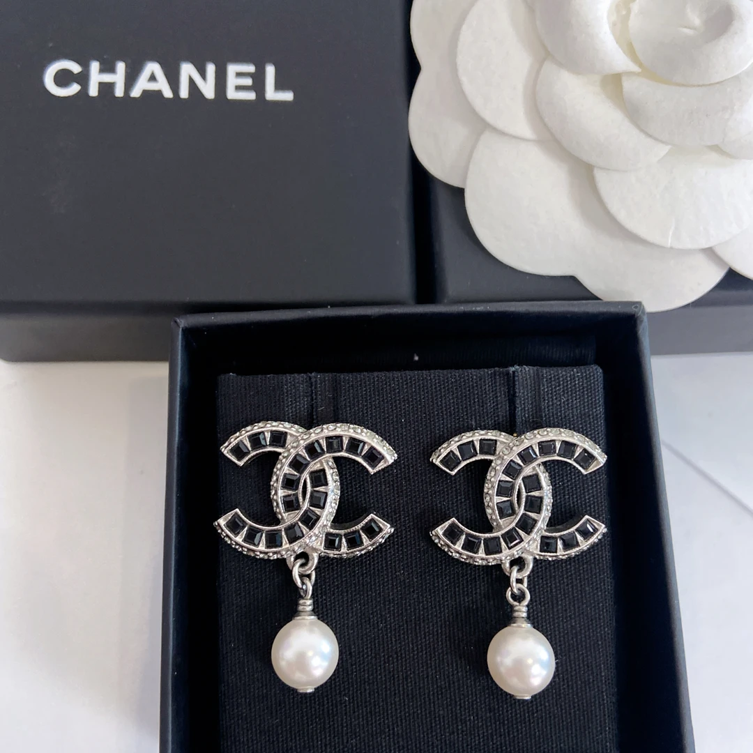 99新 Chanel/香奈儿 优雅 珍珠 经典  琉璃 满钻 耳钉 K 秋冬成衣