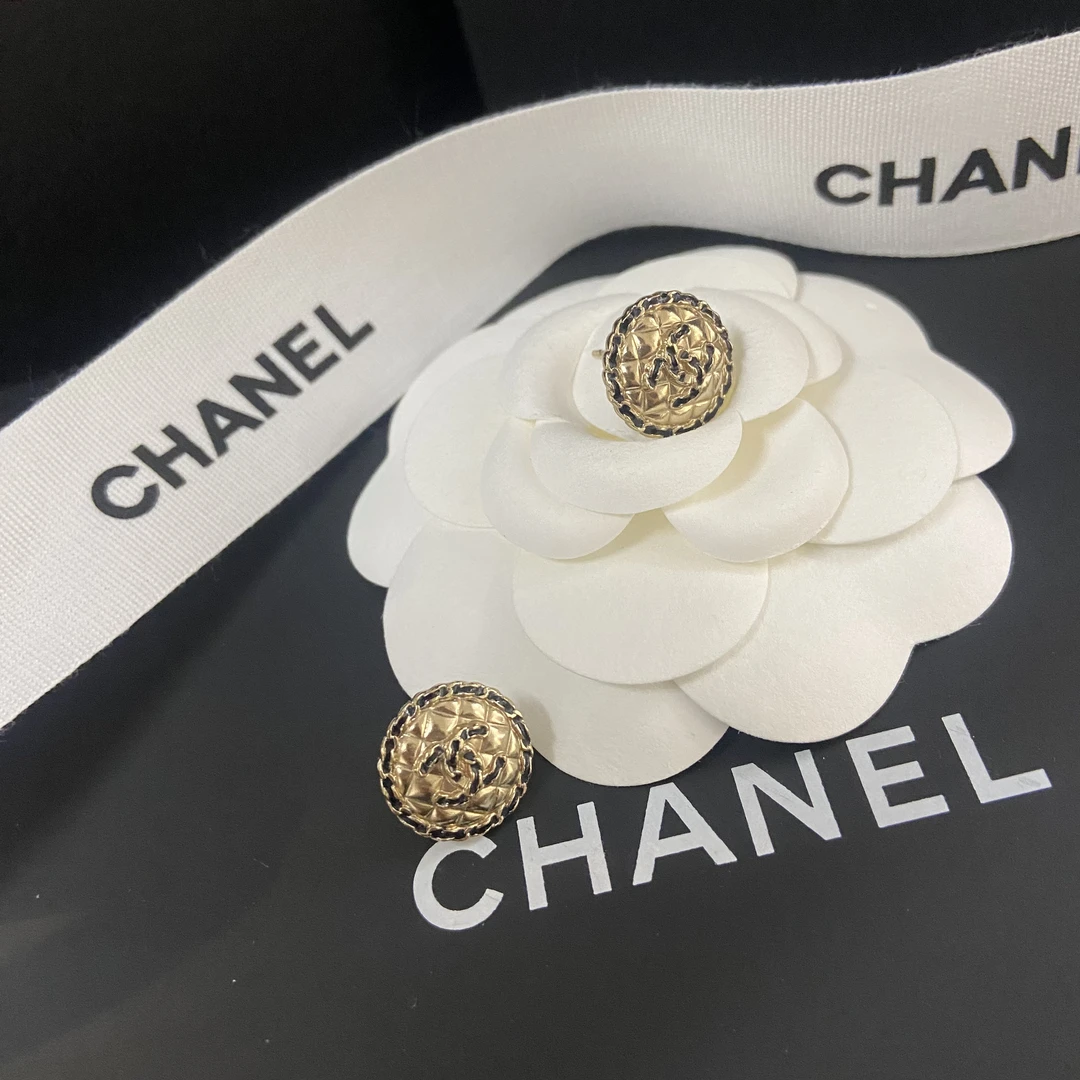99新 Chanel/香奈儿 经典扣子时尚皮穿链菱格纹香槟金耳钉