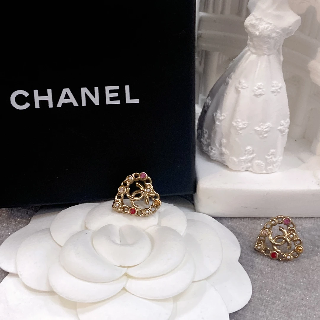 99新 Chanel/香奈儿 百搭款桃心镂空复古琉璃珍珠耳钉21V