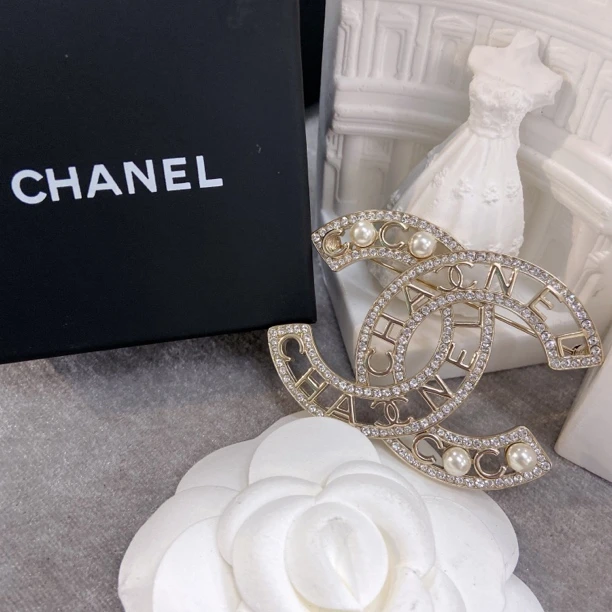 99新 Chanel/香奈儿 法式气质素款珍珠满钻镂空胸针20B