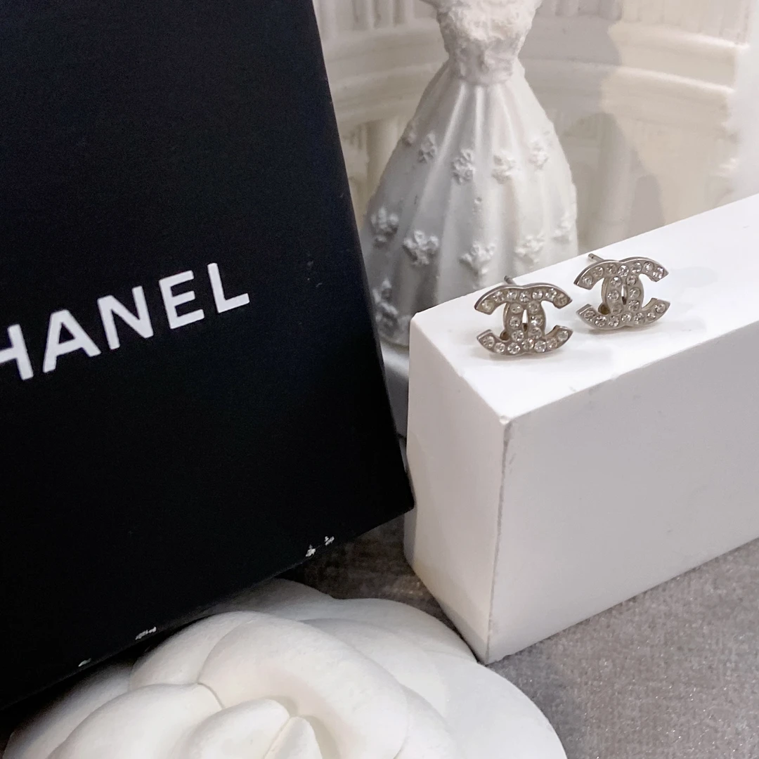 99新 Chanel/香奈儿 百搭款素款锵银色百搭满钻耳钉W镂空