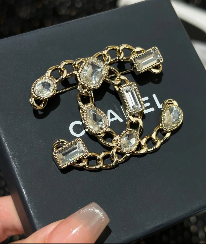 全新未使用 Chanel/香奈儿 经典 时尚  镂空 方钻 水钻 百搭 胸针
