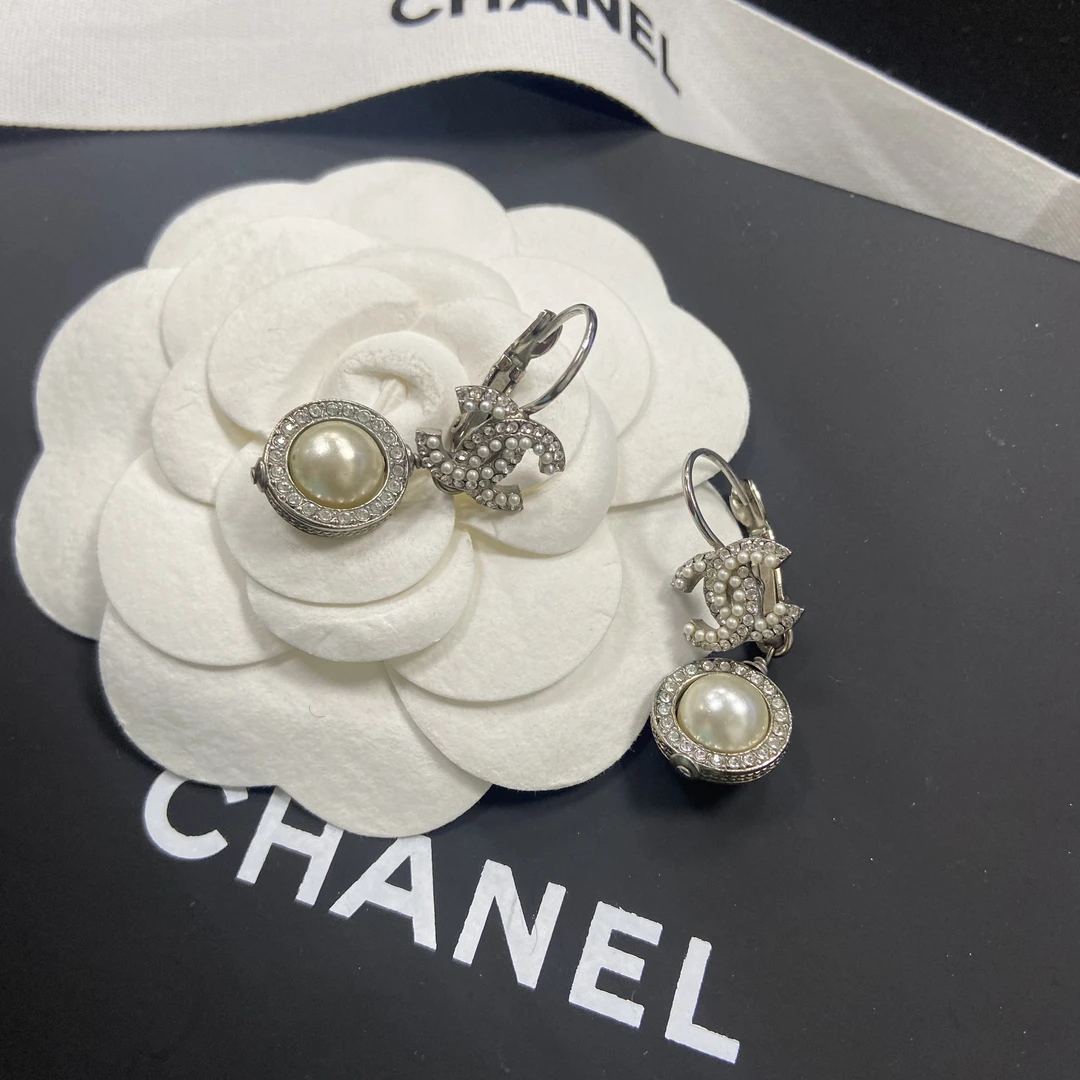 99新 Chanel/香奈儿 经典 时尚  珍珠 满钻 银色 耳钩 耳钉