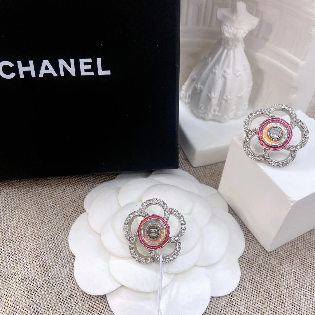 99新 Chanel/香奈儿 百搭款山茶花彩色镂空满钻耳钉