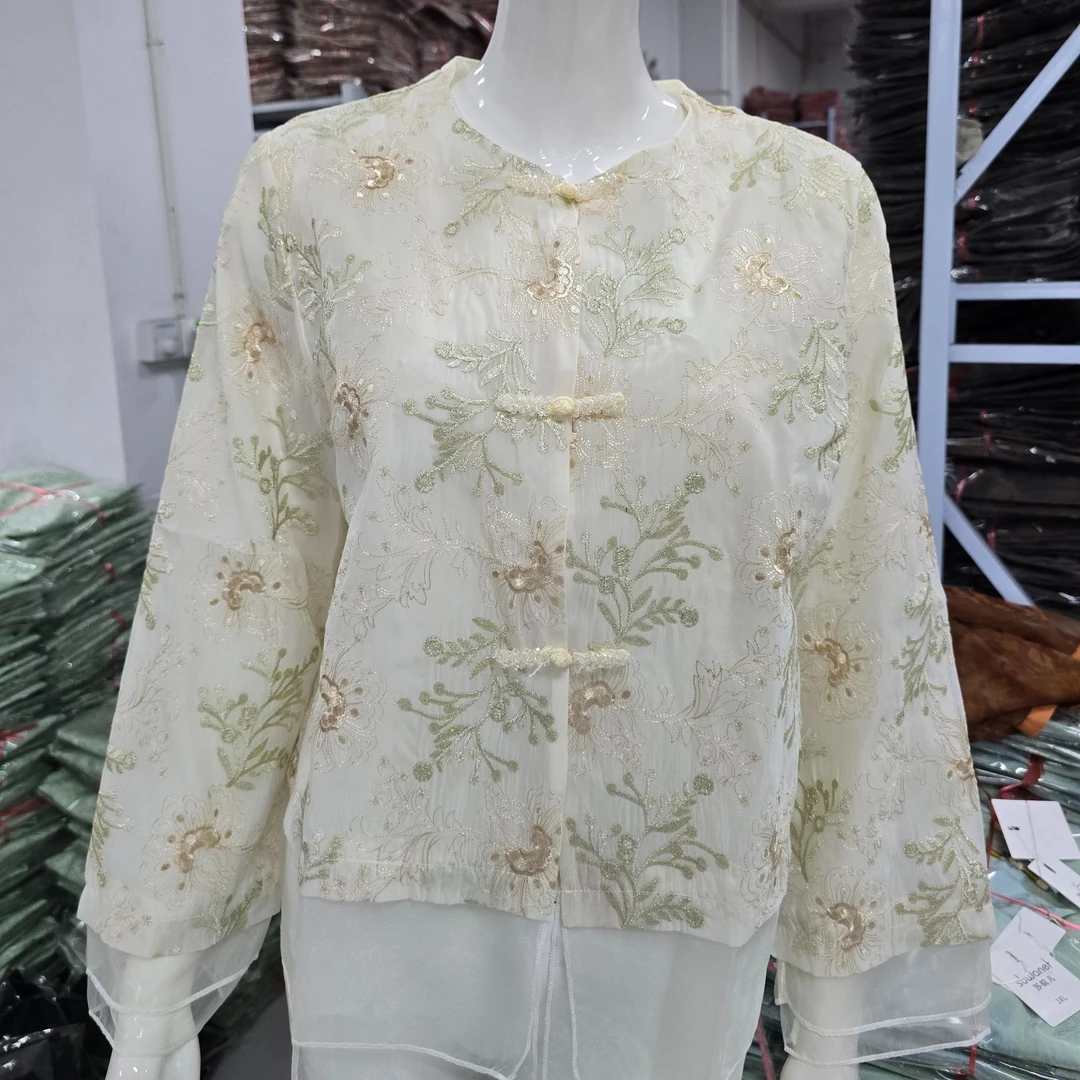 8108款时尚气质刺绣外套