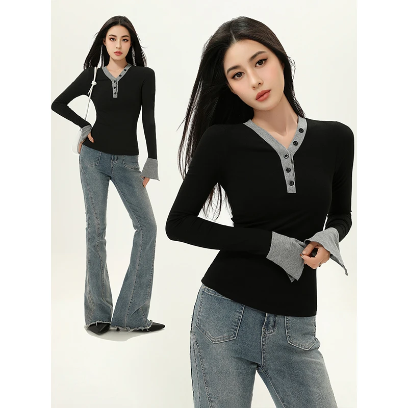v领黑色喇叭袖打底衫女t恤秋冬季2024新款设计感纽扣收腰显瘦上衣