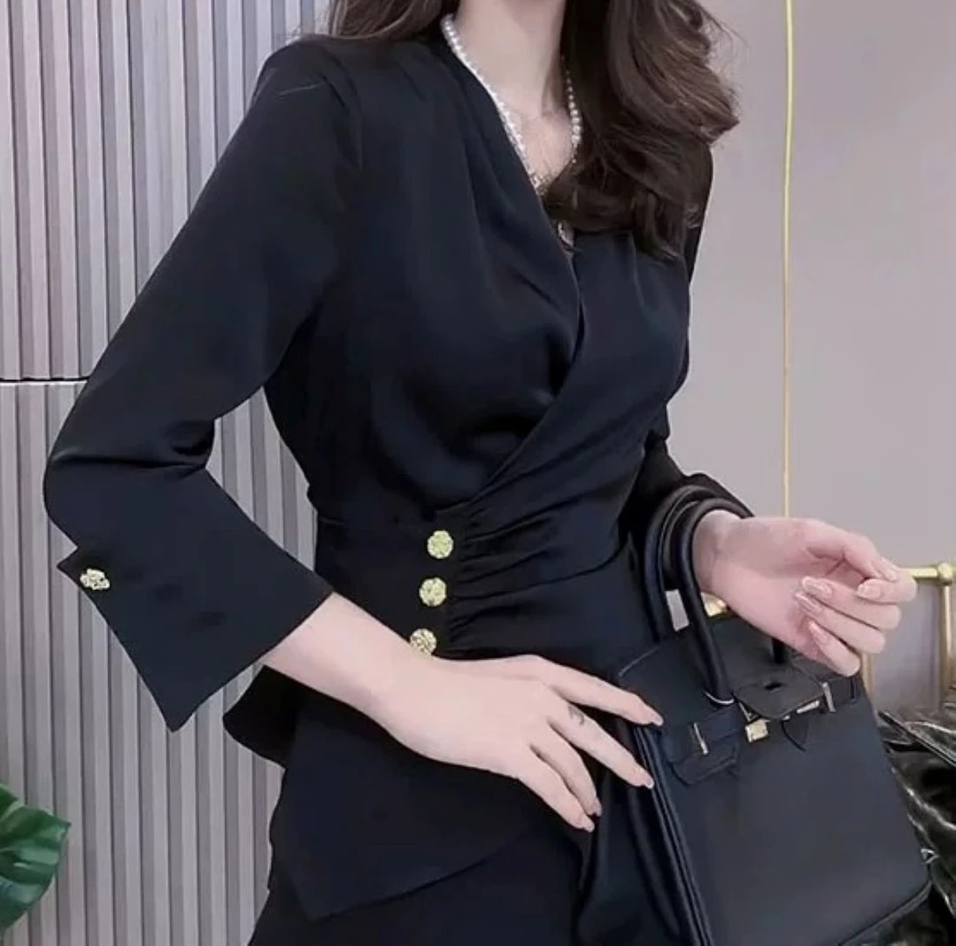 时尚高级设计感2025秋冬新款气质显瘦百搭复古收腰轻奢连衣裙